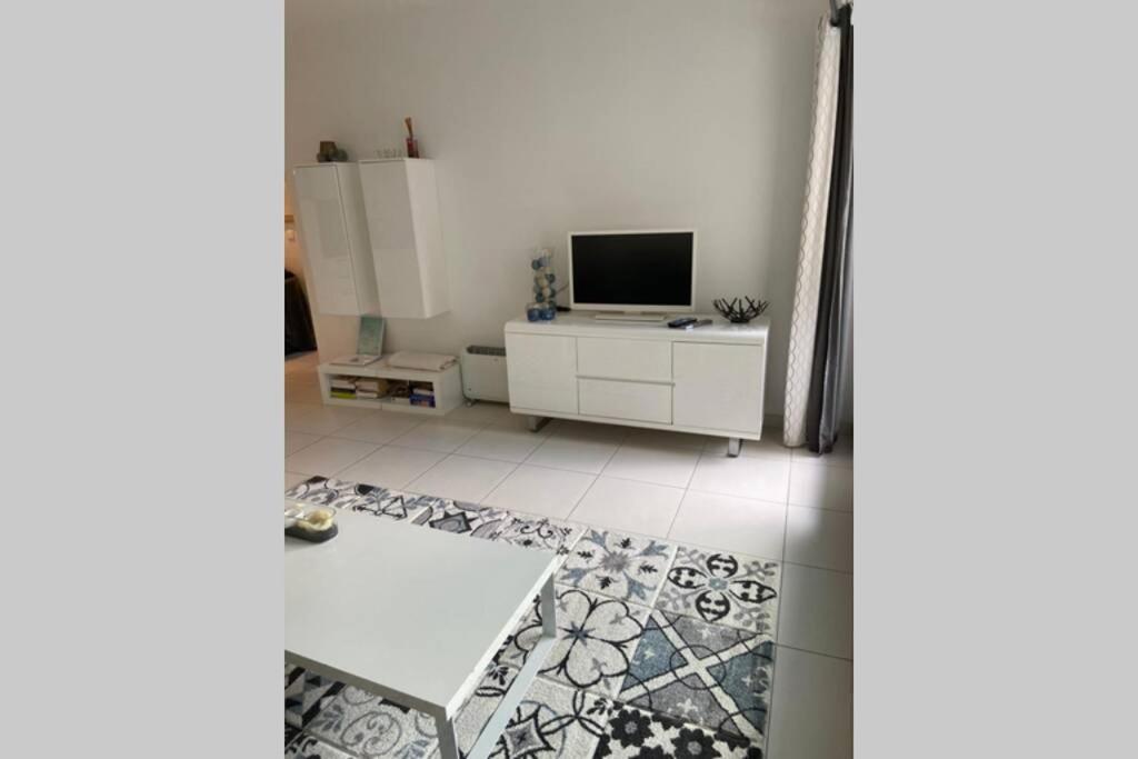 App Le Rocazur Avec Piscine Et Parking En Bord De Mer A 500M Du Centre Ville Menton Exteriör bild